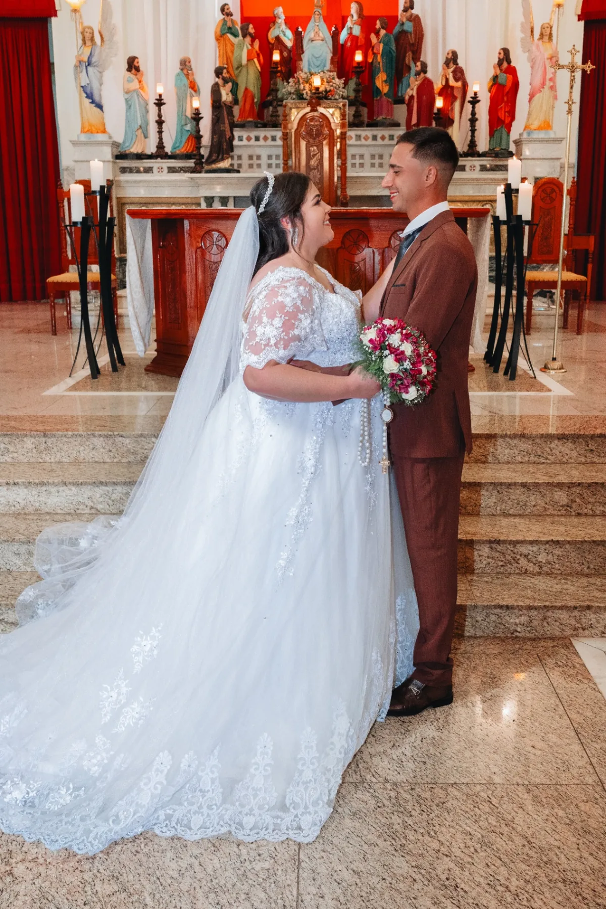 Jeferson e Franciele diante do altar da Igreja Matriz Nossa Senhora do Carmo em Eloi Mendes, MG