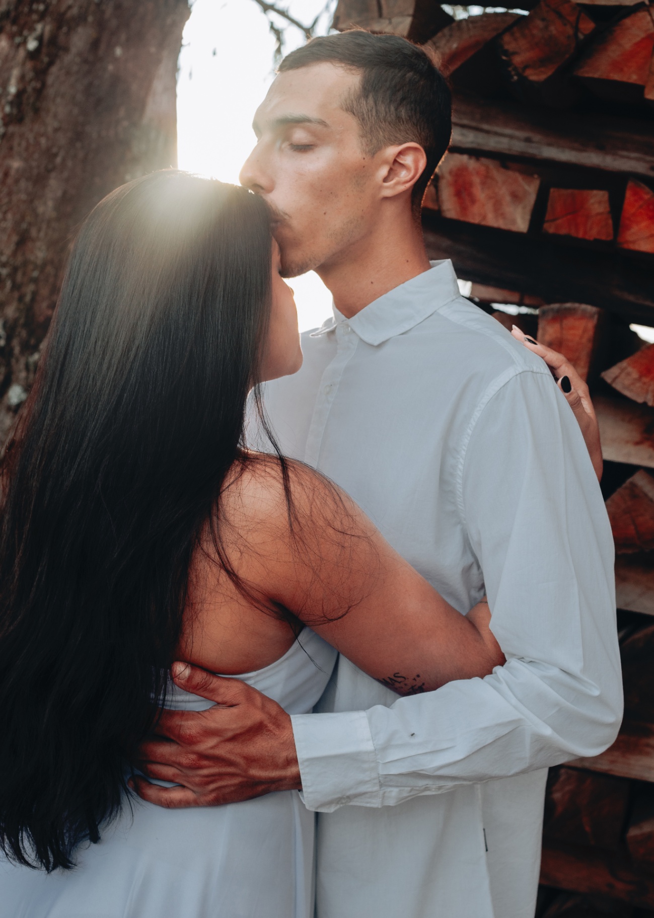 Beijo delicado na testa em ensaio ao ar livre